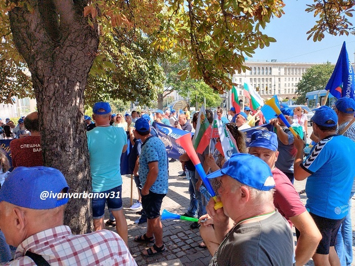 Точно в 12 часа започна шумния протест на служителите от здравната помощ пред Министерството на здравеопазването. Сини знамена на синдикат „Защита“, тениски, вувузели и свирки огласяха централния вход на здравното ведомство. Чуваха се възгласи „Мафия“, „Оставка“.
Синдикалистите изразяват мнението си, че са били подведени с обещание на увеличение на работните заплати и промяна на категорията на труд.